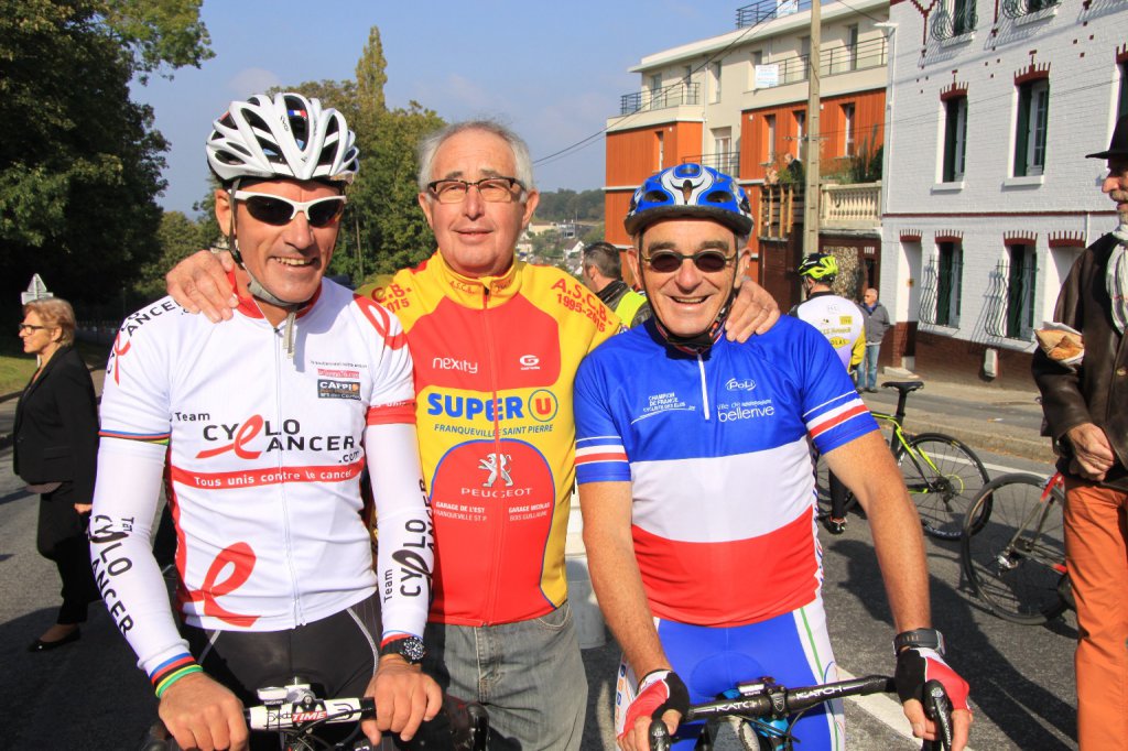 La Robic 2015, Jean Claude CAQUELARD en compagnie de son 'protégé' Jean Benoît TROTEL et du champion de France des élus Léon LEVASSEUR, maire de Cailly. Tous trois sociétaires de l'association Teamcyclocancer.com
