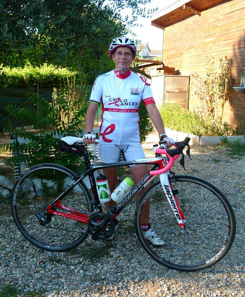 Martine roule avec son nouveau maillot dans l'Ardèche !