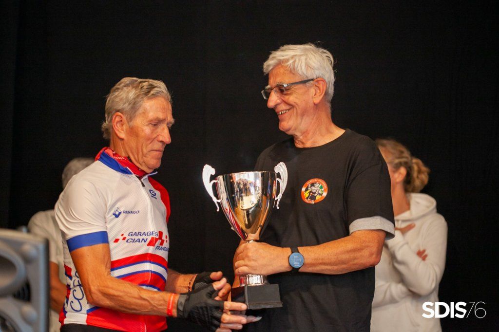 Thierry SENEZ médecin-colonel des sapeurs-pompiers remet une coupe à un cycliste du club de Montmain