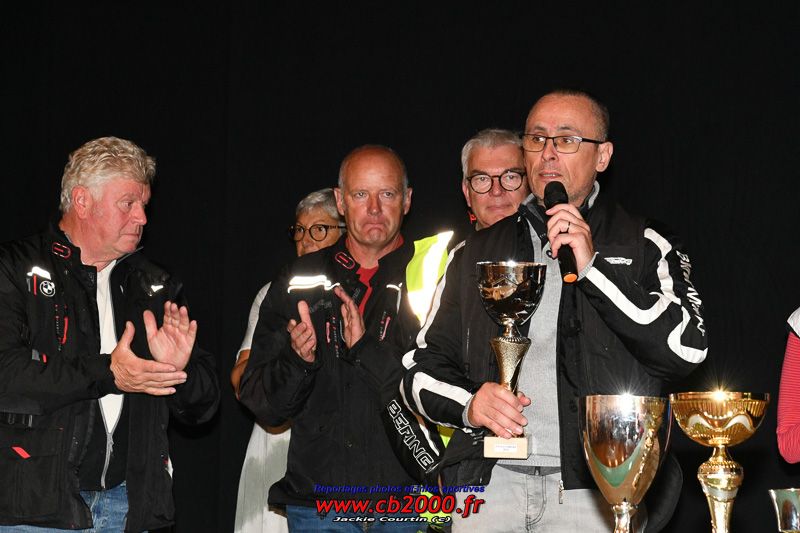 Olivier GUILMOT responsable des motards reçoit la coupe du souvenir Gérard CLATOT