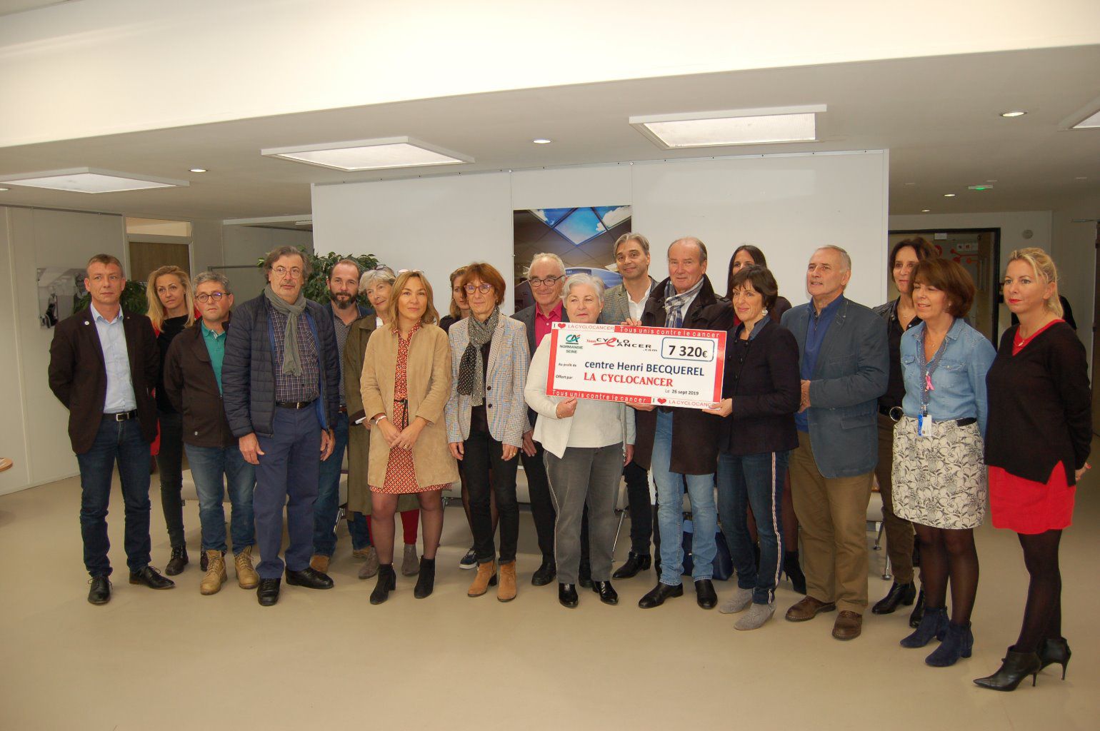 LA CYCLOCANCER 2019 remise du chèque de 7 320 € au Professeur Pierre VERA, en présence des élus et des partenaires.