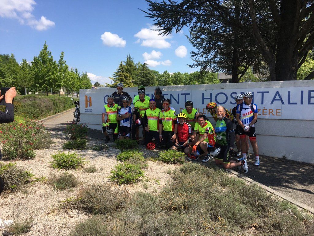 Arrivée devant l'hôpital de MONTELIMAR