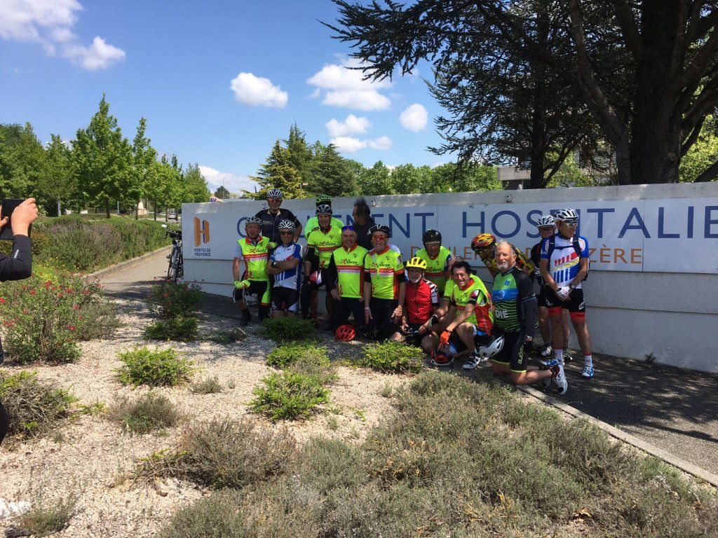 Arrivée devant l'hôpital de MONTELIMAR