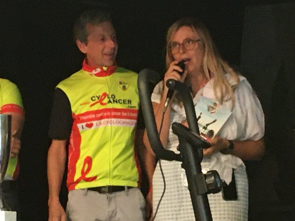 Christine HAINAULT, cycliste et écrivaine,  auteure de ' Moi j'ai pas le cancer' au micro de Olivier DIGOUDE responsable Promoteur évènementiel du Teamcyclocancer.com