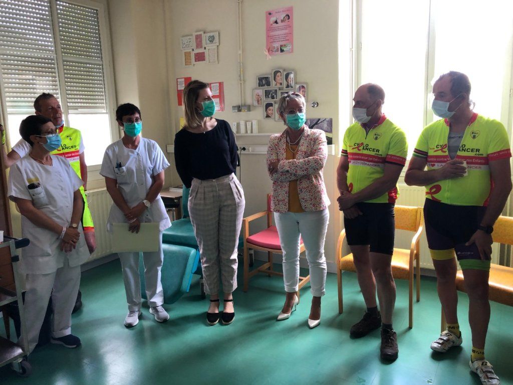 VIERZON - Le personnel de santé en discussion avec les cyclistes