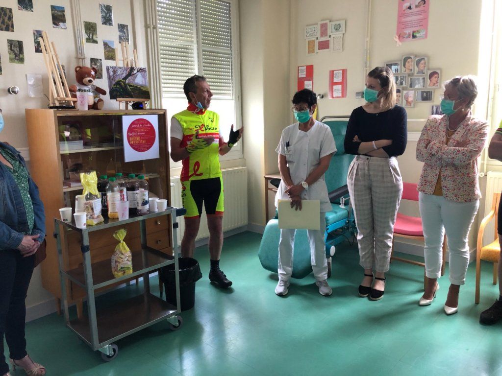 VIERZON
Olivier DIGOUDE du TEAMCYCLOCANCER expliquant au personnel de santé le but de notre action