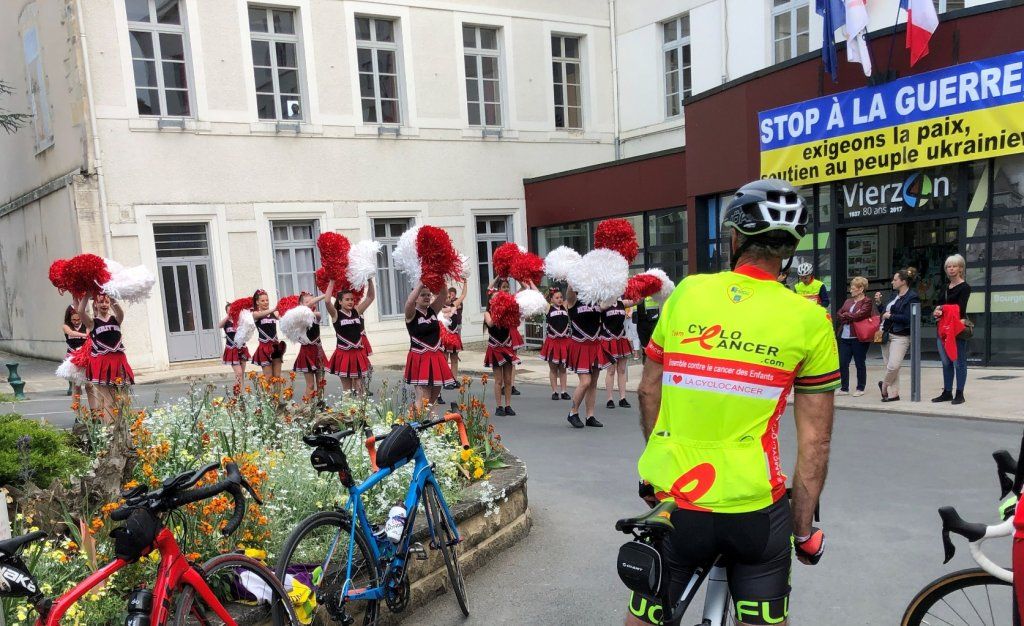 VIERZON - Les Medley Dies ont accueillis nos cyclistes devant l'hôtel de ville. Belle prestation !