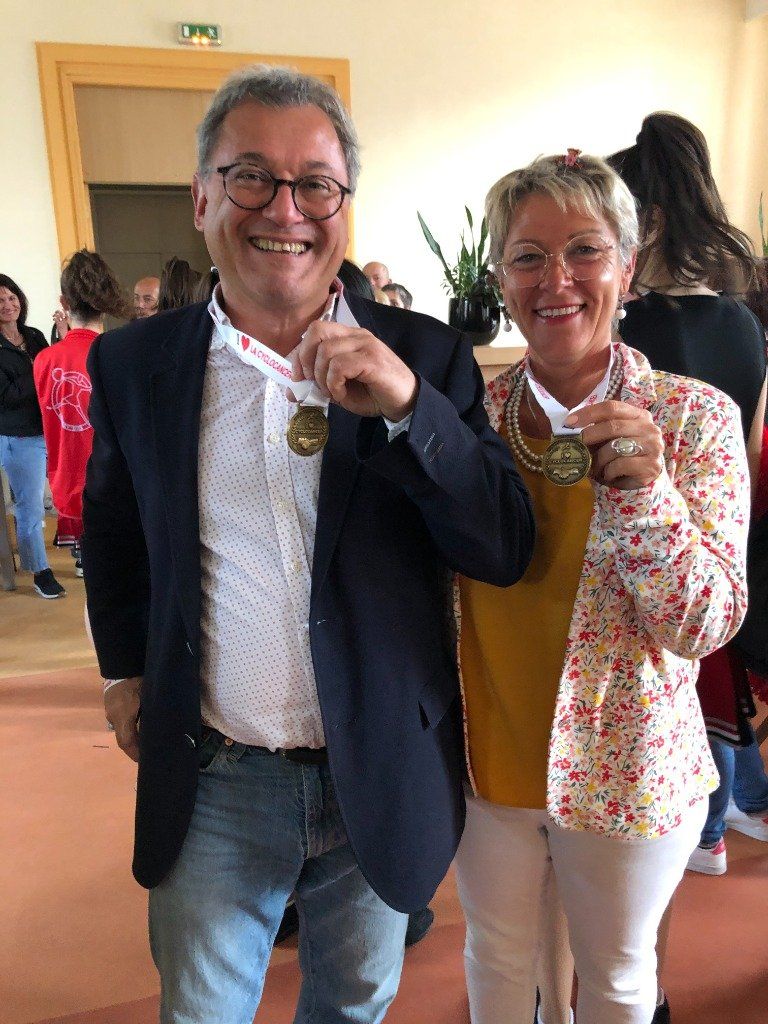 VIERZON - Mr le maire Nicolas SANSU et Mme Maryvonne ROUX, adjointe à la Santé, très fiers de la médaille CYCLOCANCER
