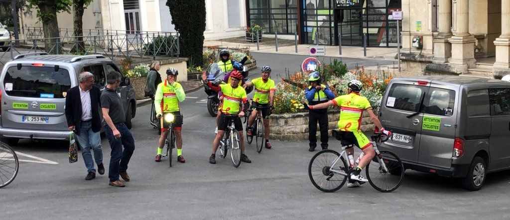 VIERZON - Réception terminée direction l'hébergement pour un repos bien mérité. L'étape a été longue plus de 170 km