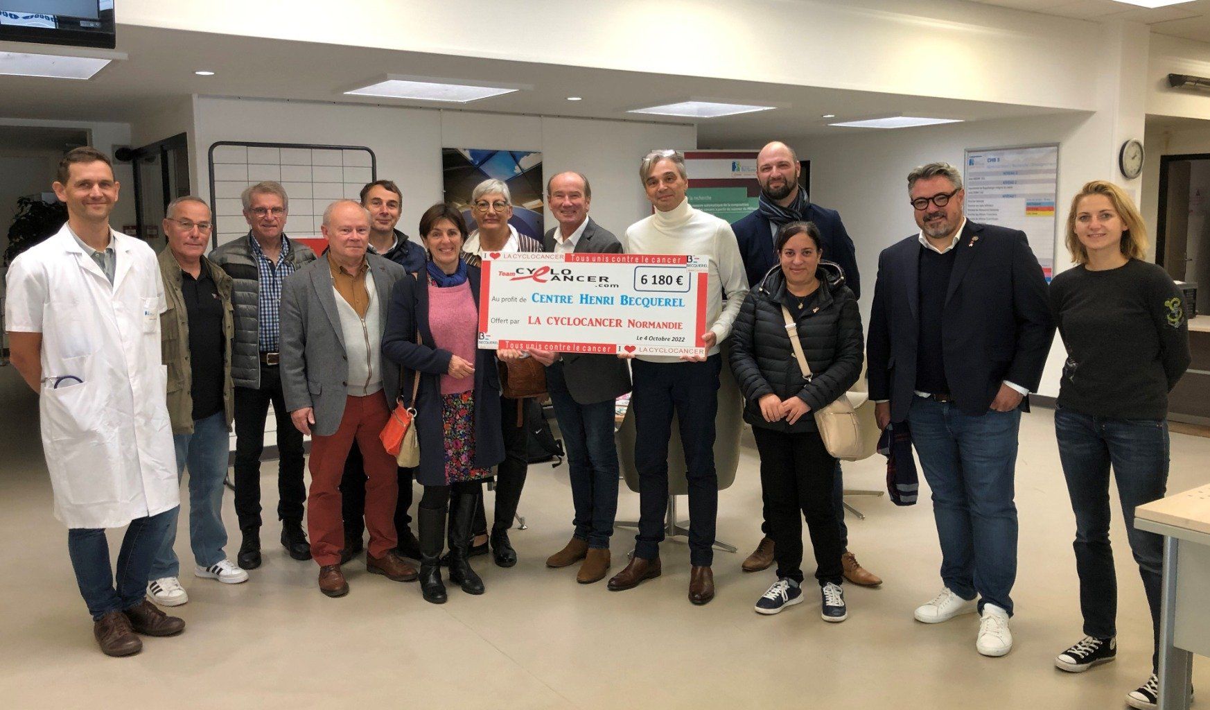 Pierre Vera directeur général du centre Henri Becquerel recevant le chèque de l'édition CYCLOCANCER 2022