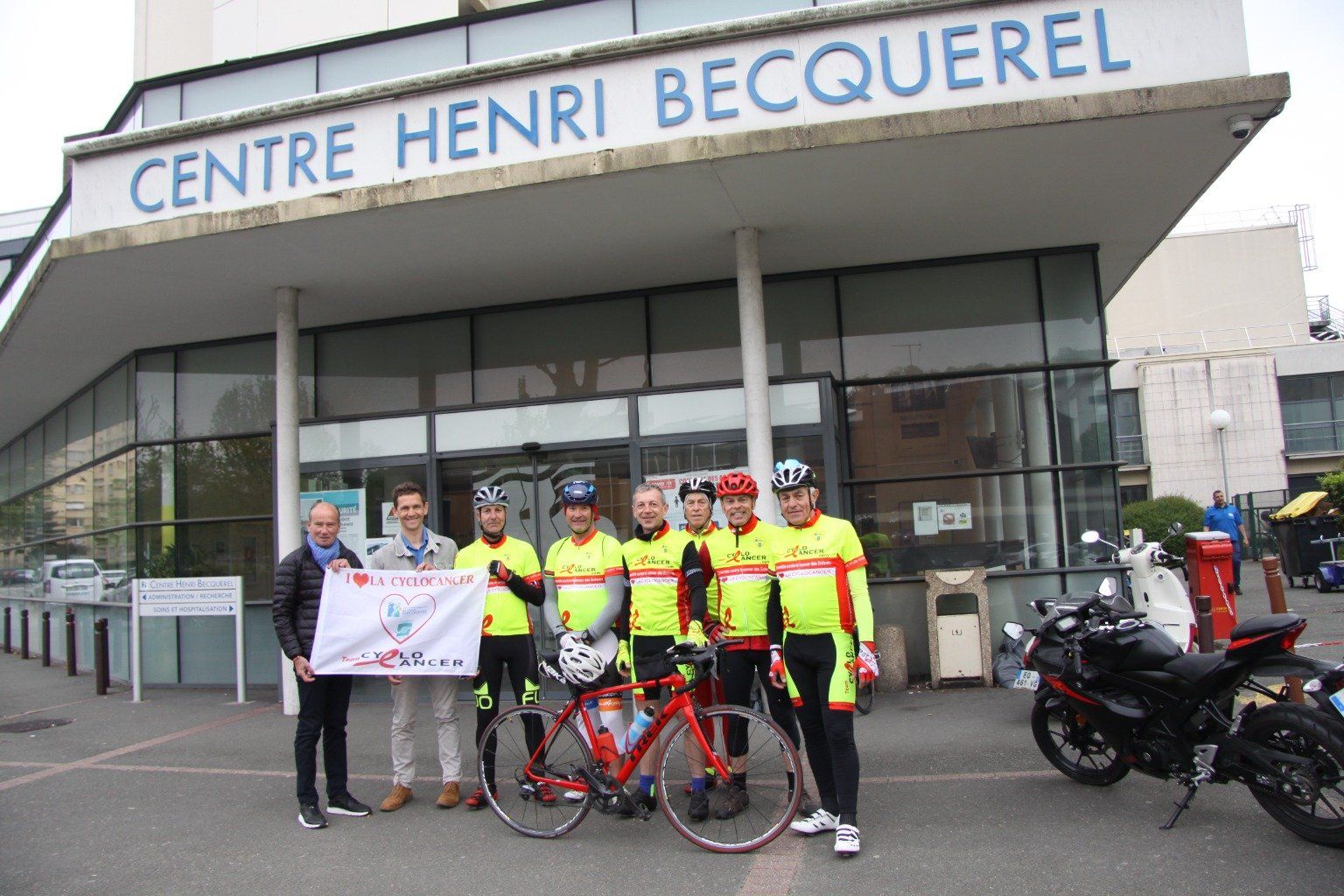 En présence du Professeur Florian CLATOT, oncologue, 2ème en partant de la gauche) l'équipe de la Teamcyclocancer s'est élancé depuis le centre Henri Becquerel pour le périple de la Ligne Solidaire ROUEN MONTELIMAR du 2 au 7 mai 2022