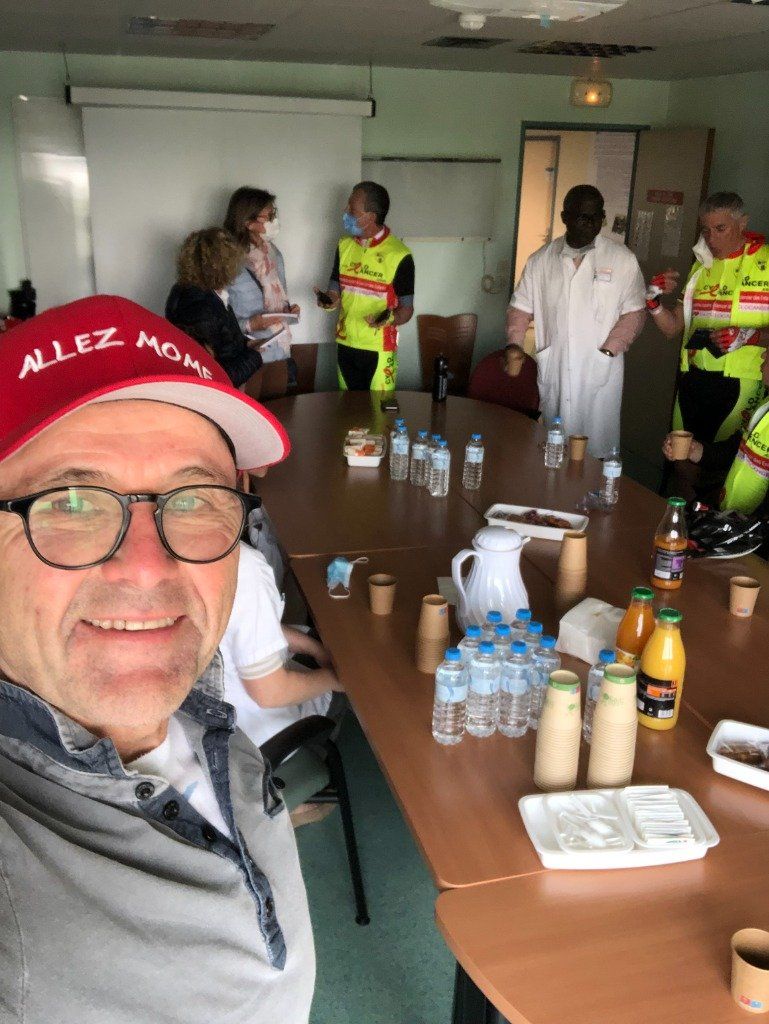 Notre ambassadeur Jean François GUIBOREL a fait le déplacement pour accueillir nos cyclistes