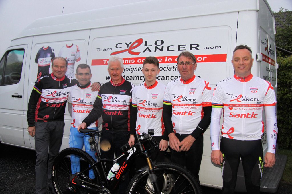 Remise des maillots la participation au 24h VTT de Normandie Pascal Basley, Patrice Berthe, Guillaume Daudon (représenté sur la photo par son papa zako), Quentin Métayer et Jean-Louis Saillant ce sont unis pour participer à cette belle organisation.