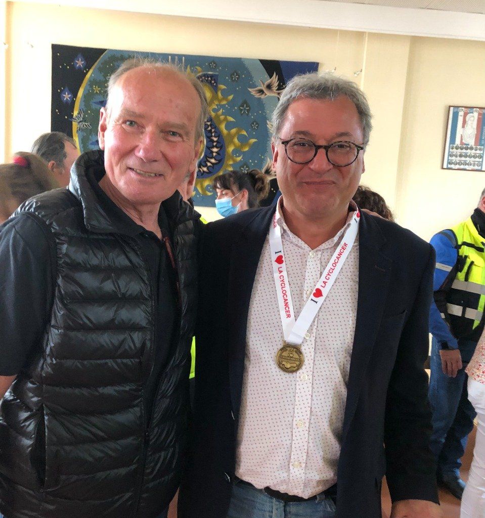 Le président du TEAMCYCLOCANCER, Patrice MARTIN, a eu le plaisir de remettre la médaille CYCLOCANCER à Mr le maire de VIERZON Nicolas SANSU